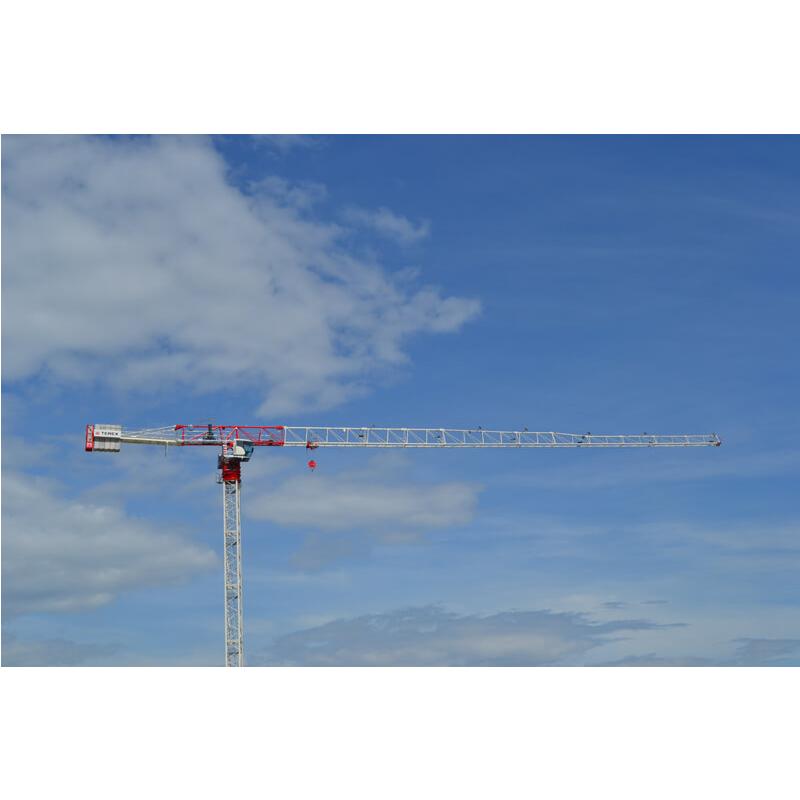 Mångsidig tornkran för byggprojekt med krav på balanserad räckvidd och lyftkapacitet.