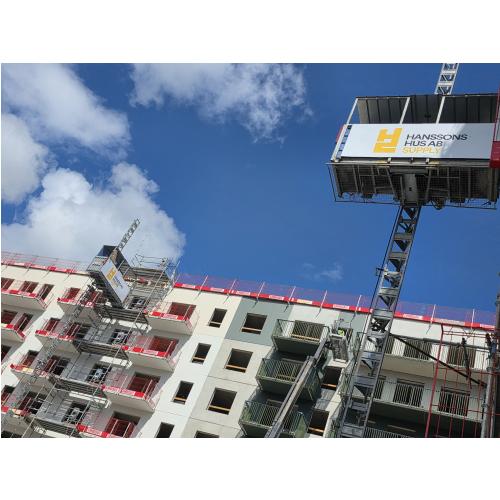 Flexibel bygg- och materialhiss för effektiv transport av personer och material på byggarbetsplatsen.