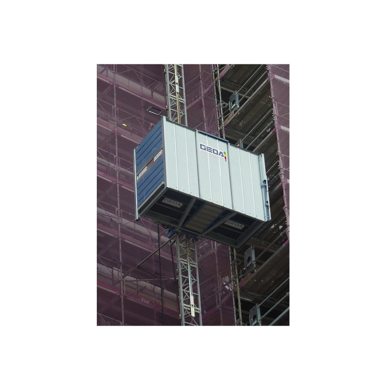 Kompakt bygghiss för persontransport vid montage- och underhållsarbeten.