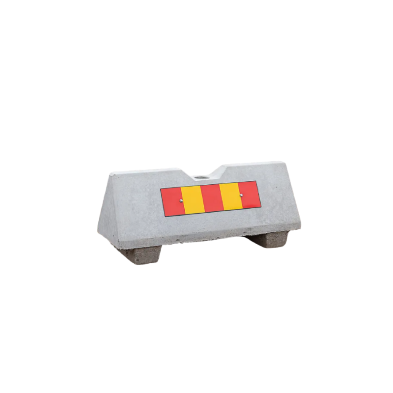 Betongfundament för skyltar och avspärrningar.